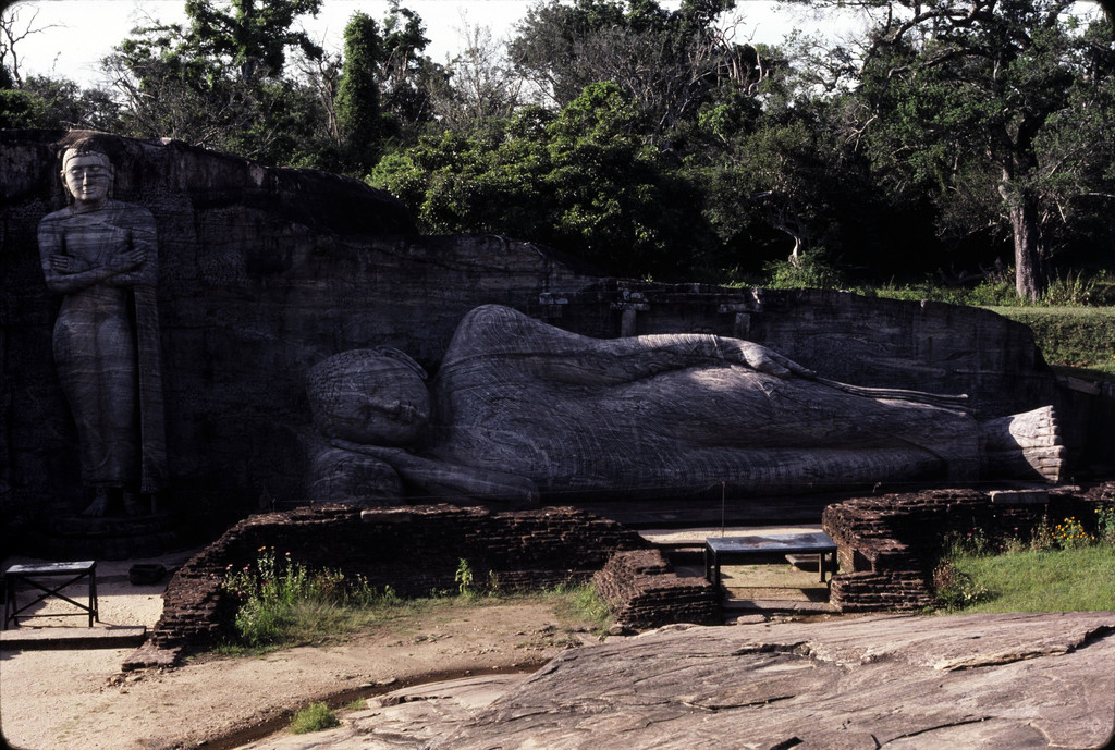 Polonnaruwa. Gal viharaya. Ananda, Sleepping buddha