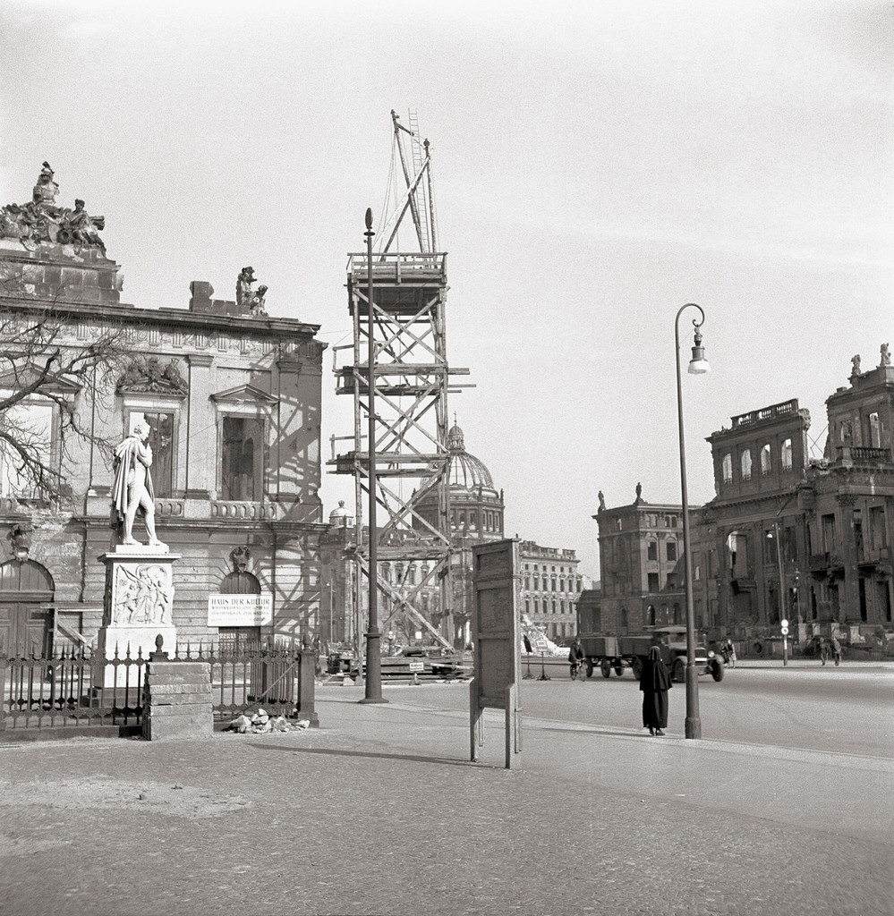 The street Unter den Linden with the bombed Berliner Schloß in the background