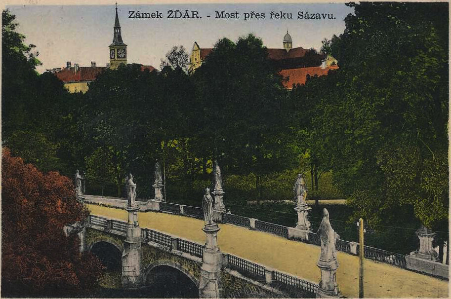 Žďár nad Sázavou. Pohled od mostu přes Sázavu k zámku