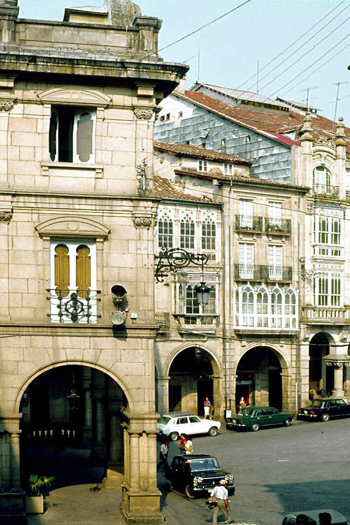 Orense, Rincón suroeste de la Plaza Mayor con un lateral del Ayuntamiento