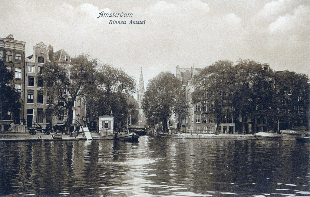 Gezicht op de Groenburgwal en de toren van de Zuiderkerk