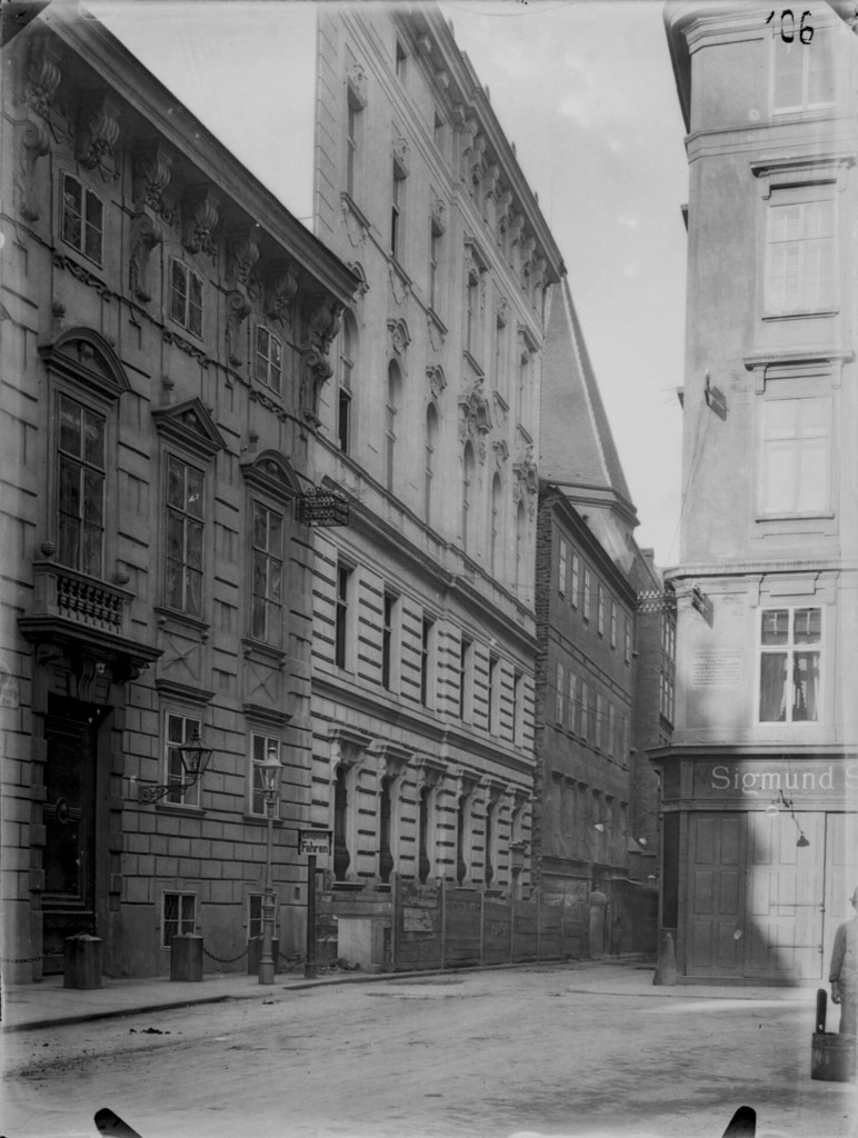 Dorotheum, Südflanke soeben fertiggestellt, Spiegelgasse 16, Blick vom Lobkowitzplatz