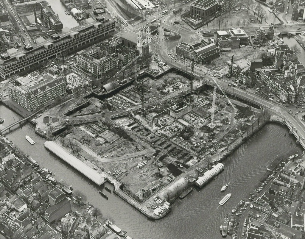 Luchtfoto van de bouwput van het Stadhuis Muziektheater