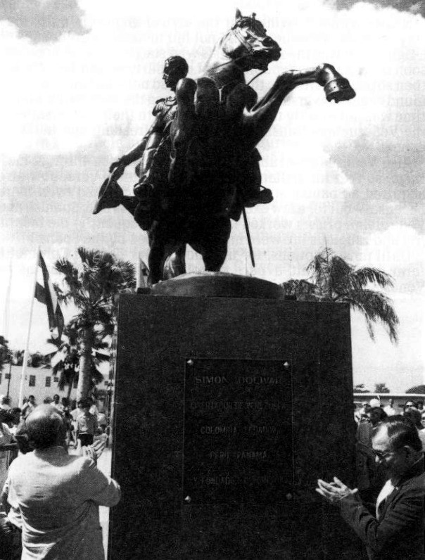 Ruiterstandbeeld van Simon Bolivar, een geschenk van Venezuela aan Aruba