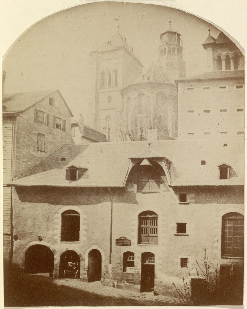 La cathédrale Saint-Pierre vue du le Bourg-de-Four