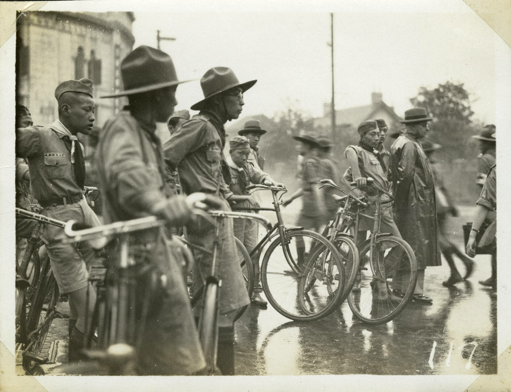 霍乱游行：一群童子军骑自行车的人在等待命令