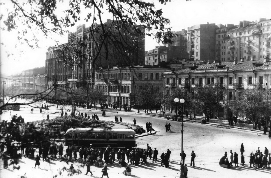 Площа Сталіна (тепер Європейська площа) і початкова частина Хрещатика