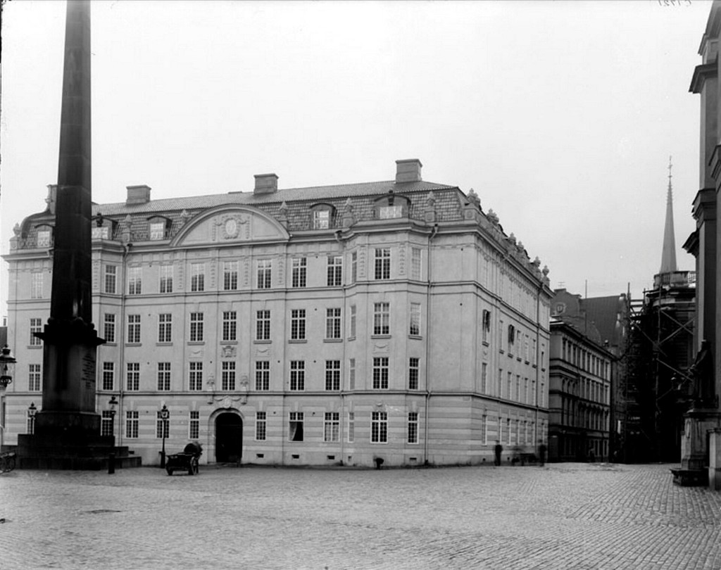 Indebetouska huset, Slottsbacken 2. Källargränd t.h.
