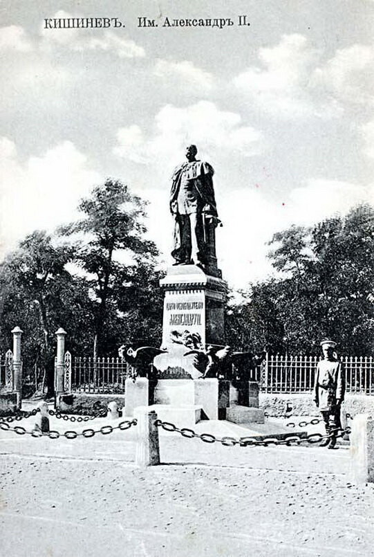 Chișinău Monumentul lui Alexandru al II-lea