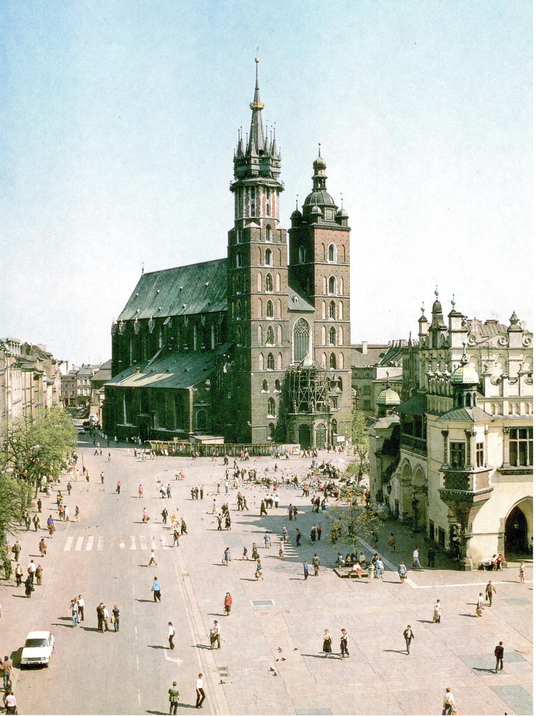 Widok na Sukiennice i Kościół Mariacki na Rynku Głównym