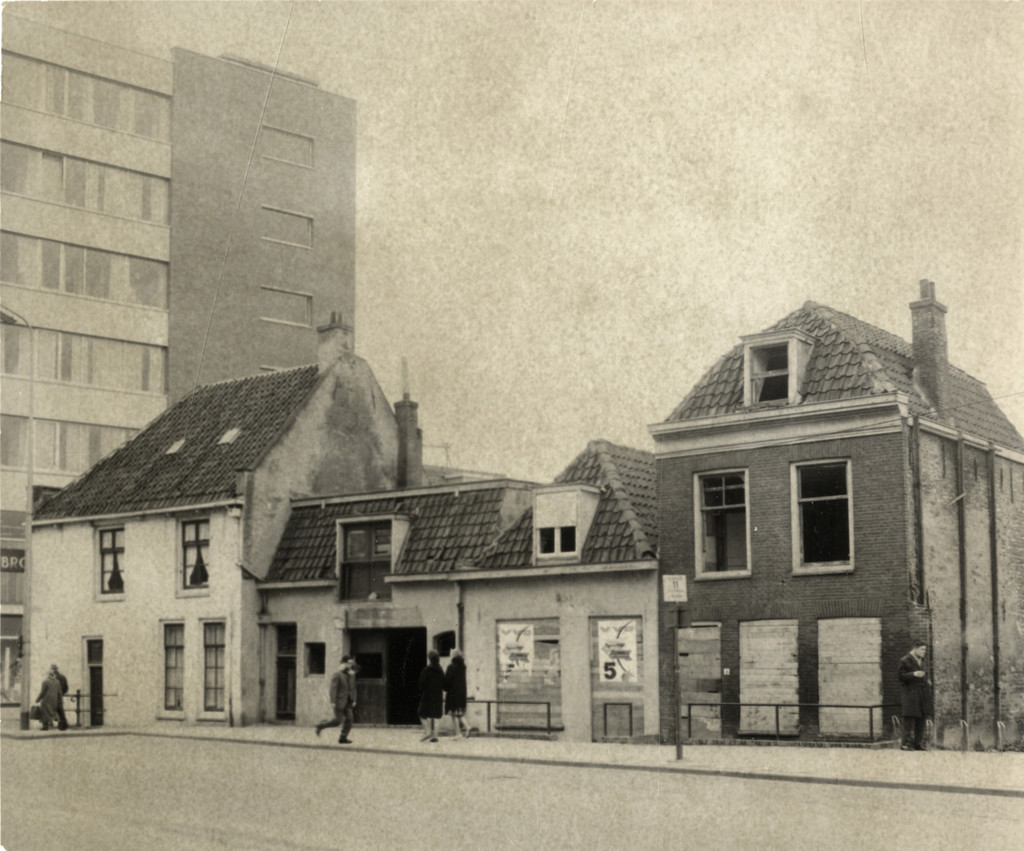 Gezicht op de voor sloop bestemde huizen St. Jacobsstraat 2 (links) – 6