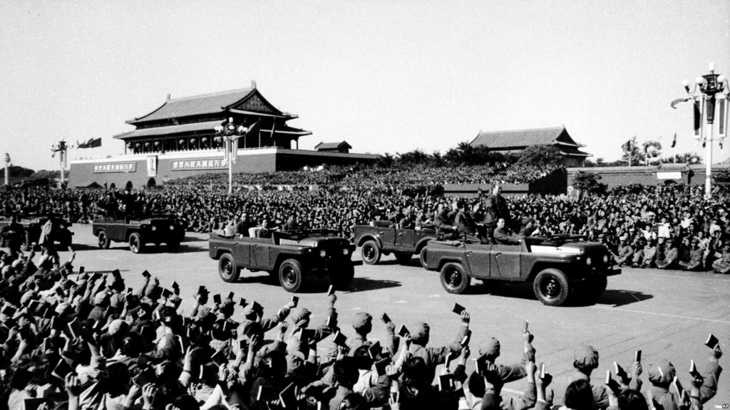 毛澤東和林彪在天安門廣場檢閱紅衛兵