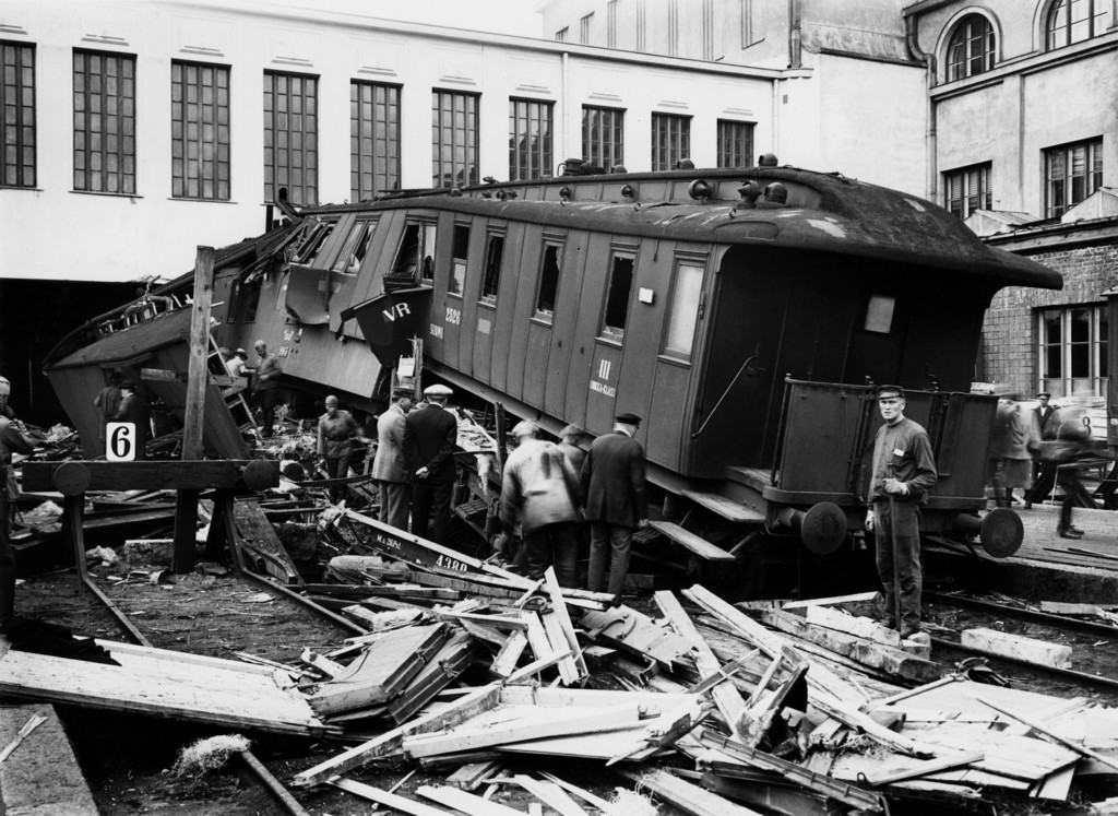 Junaonnettomuus, postijuna ajoi 28.8.1926 asemarakennuksen seinään Helsingin rautatieasemalla