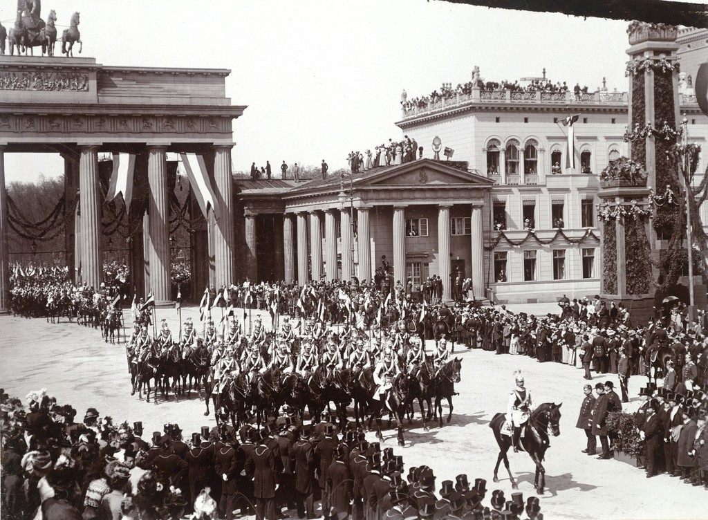 Einzug der beiden Kaiser Franz Joseph I. und Wilhelm II. durch das Brandenburger Tor