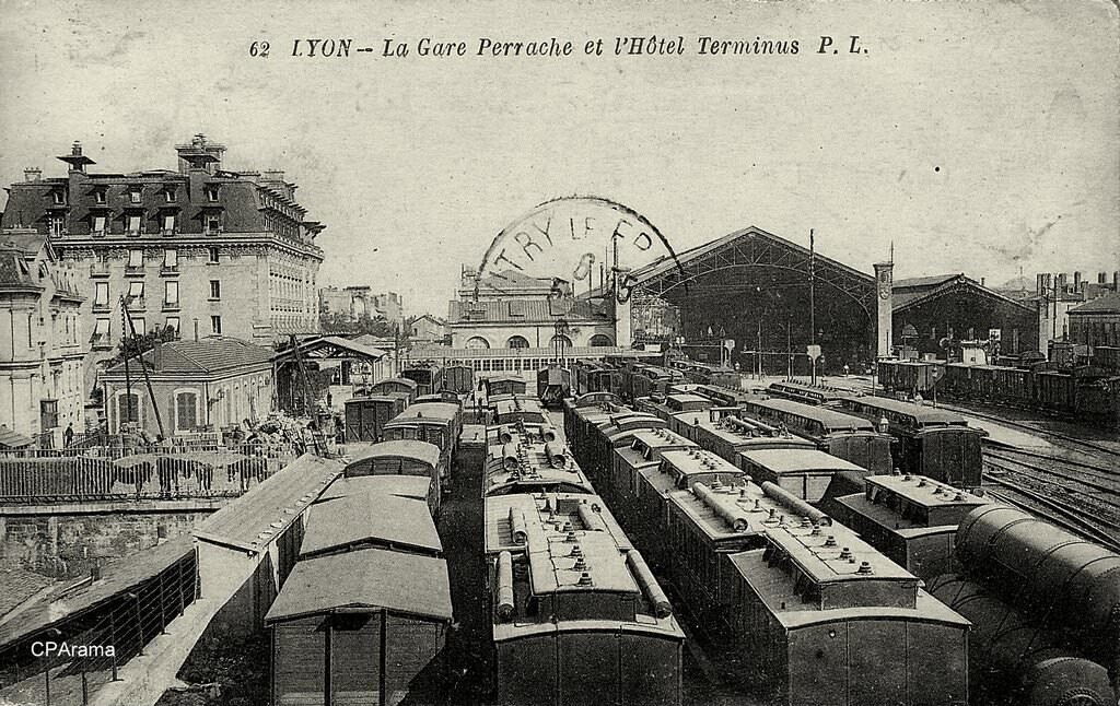 Lyon - La Gare Perrache et l'Hôtel Terminus