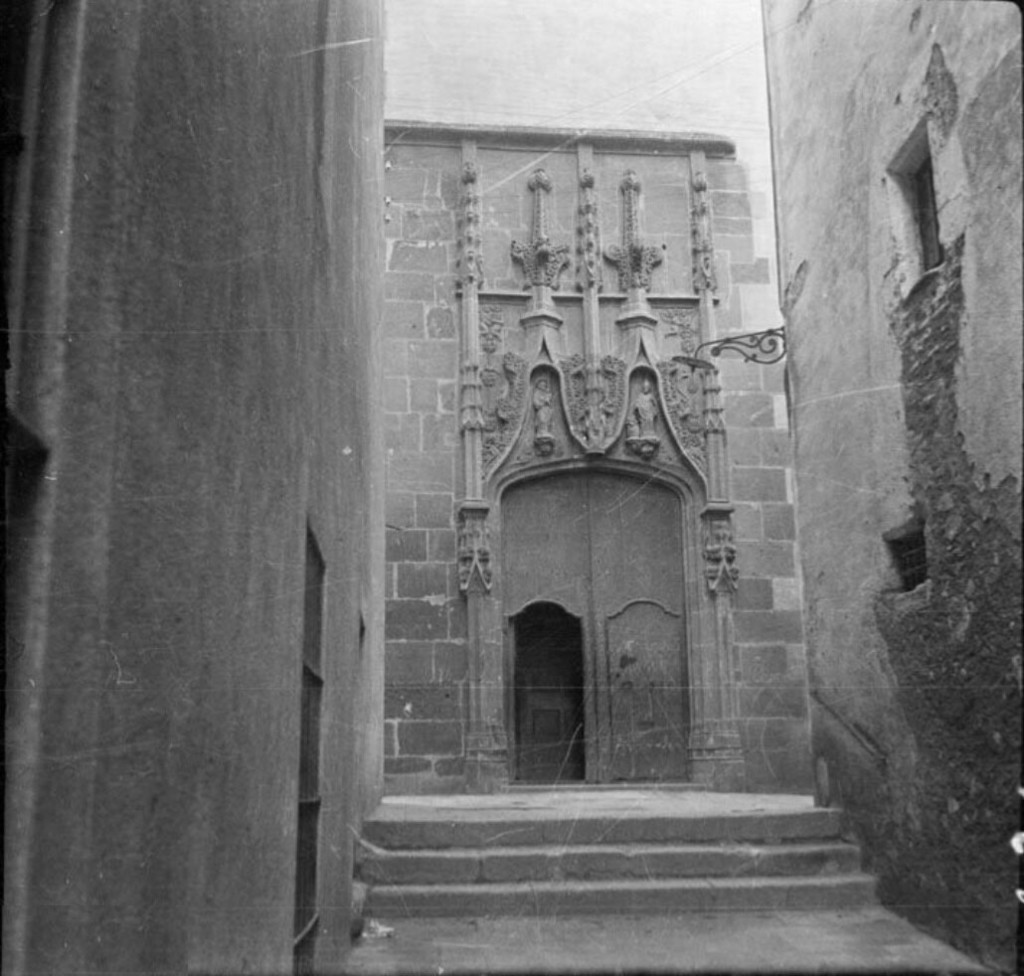 Puerta y fachada de la iglesia parroquial de Palamós