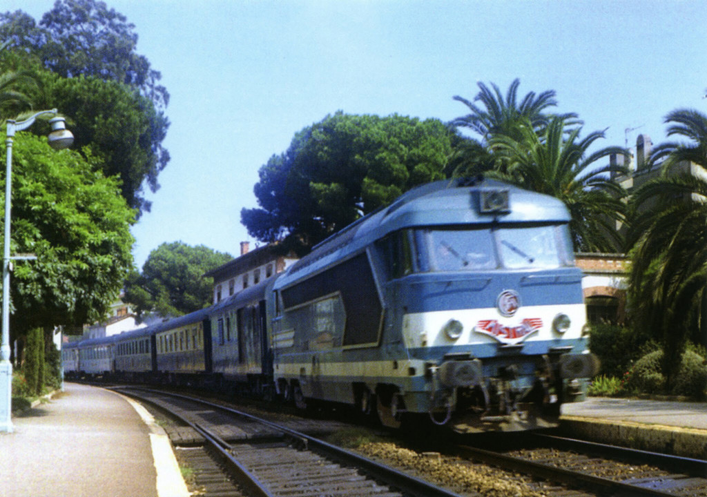 Le Rapide Mistral Nice-Paris-Gare-de-Lyon confié à une BB 67000 traverse Juan-les-Pins en vitesse