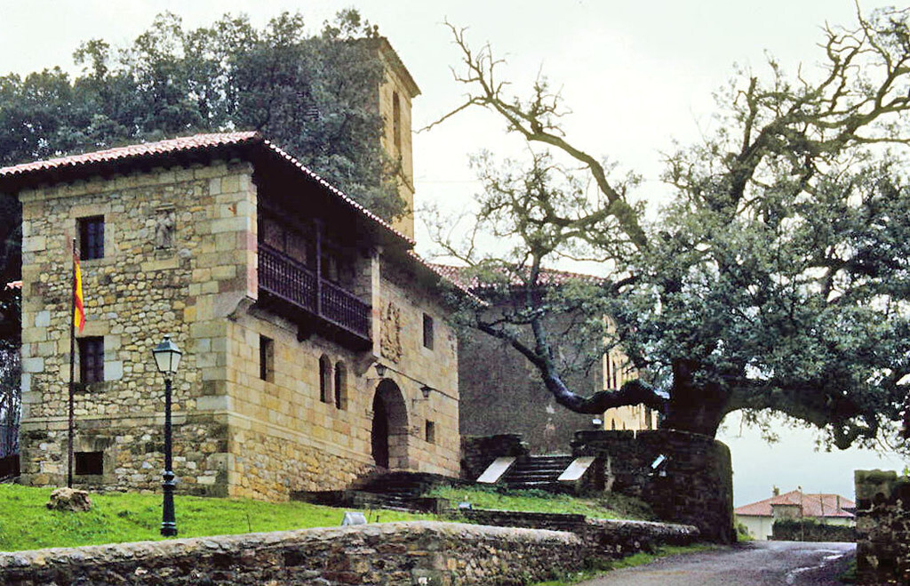Hoz de Anero, Edificio del Ayuntamiento, la parroquia y vieja encina en mal estado
