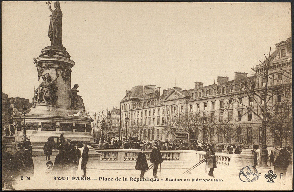 Place de la République. Station du Méropolitain