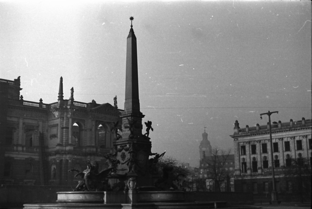 Karl-Marx-Platz. Mendebrunnen