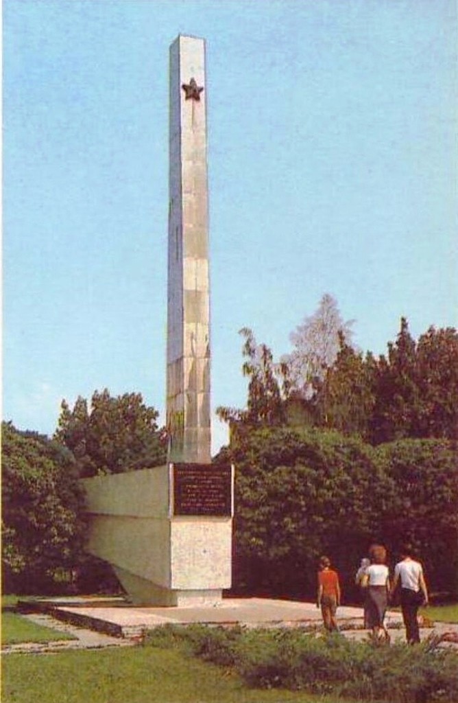 Monumentul soldaților Armatei 37th, în onoarea de 25 de ani de la eliberarea orașului
