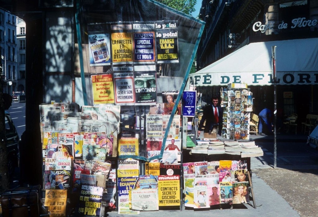 Kiosque à journaux devant le Café de Flore, boulevard Saint-Germain