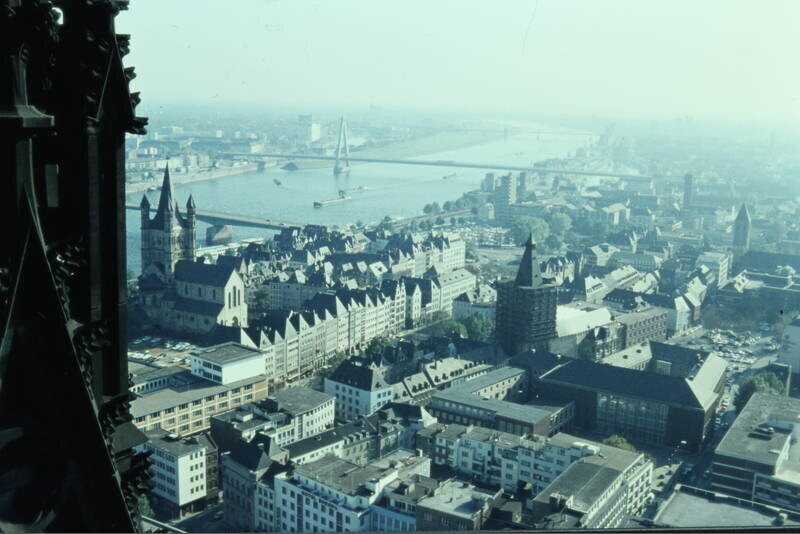 Blick vom Dom auf die Kölner Altstadt mit der Kirche Groß St. Martin und den beiden Rheinbrücken