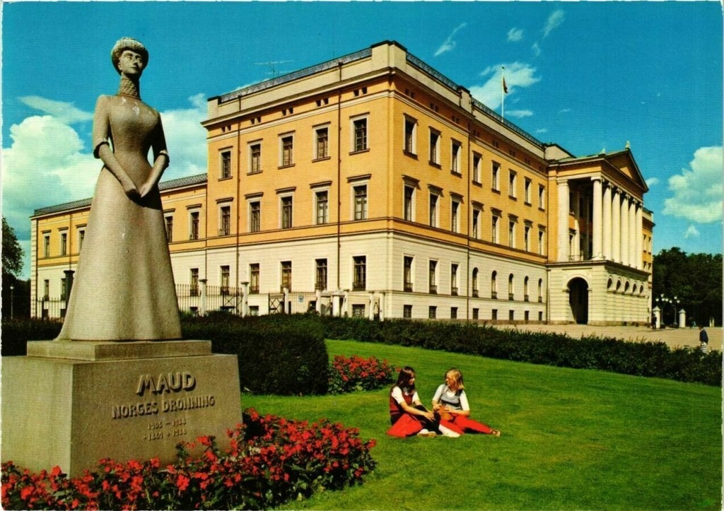 Dronning Mauds statue. Slottet