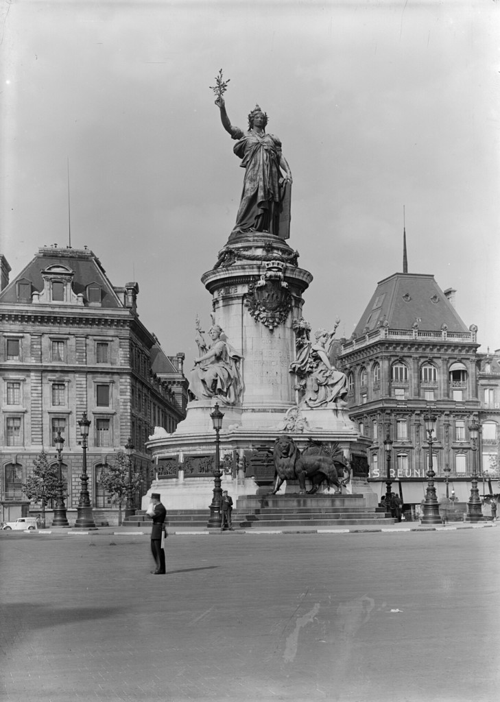 Le monument à la République