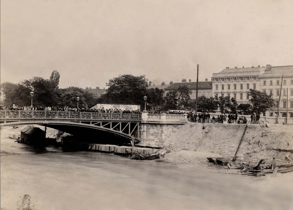 Wienfluss-Hochwasser bei der Tegetthofbrücke