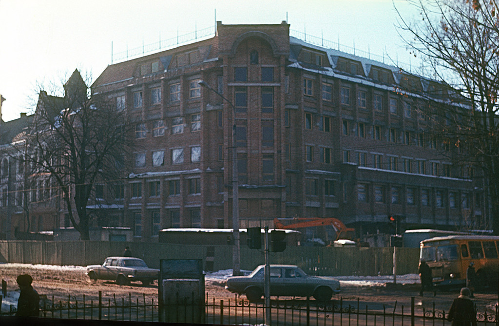 Вид на споруджуваний будинок на вулиці Дністровській