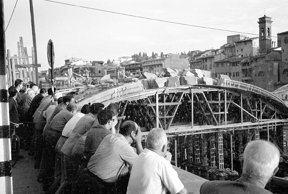 Ponte Santa Trinita durante la ricostruzione