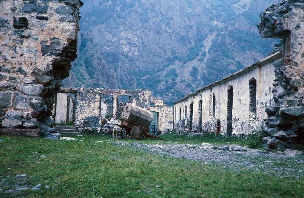 სამხედრო ქართული გზა. განადგურებული ინტერიერის ოთახები პატარა ციხე