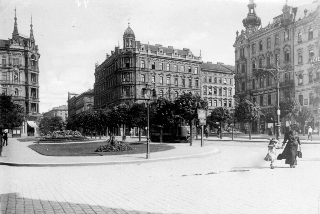 Pohled na jihovýchodní stranu náměstí I. P. Pavlova (Petra Osvoboditele, Komenského)