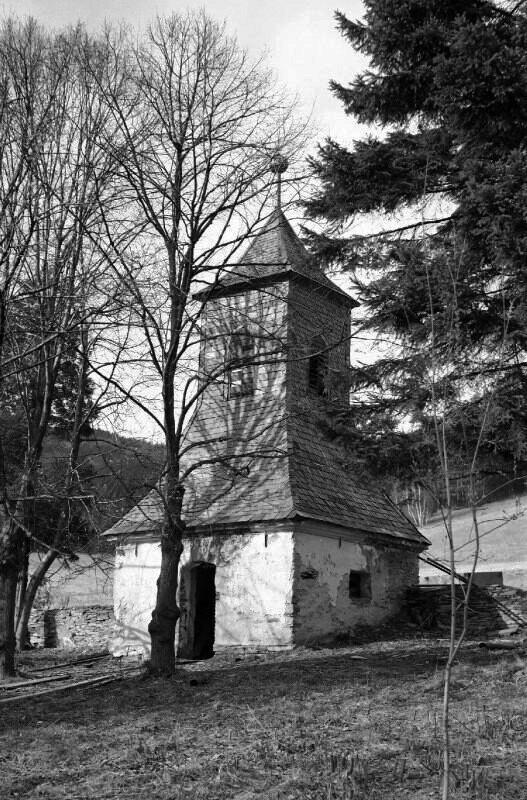 Karlovice, zvonička před opravou