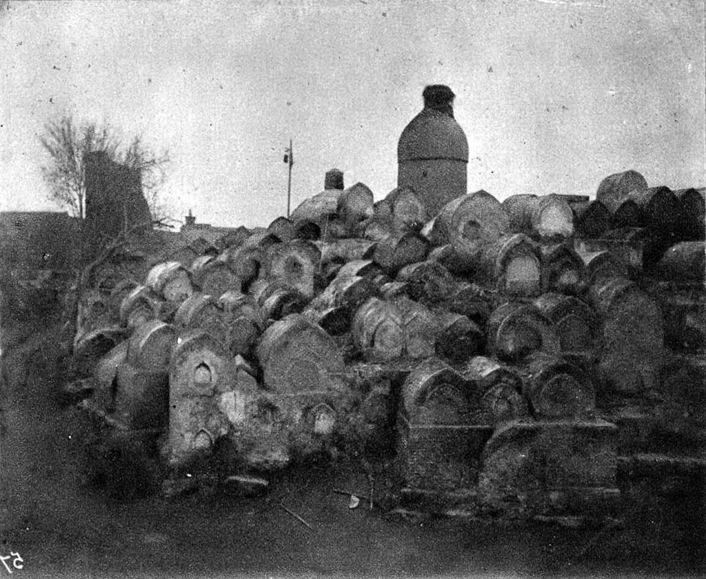 Мазар Турки Джанд в окружении многочисленных сундучков-надгробий