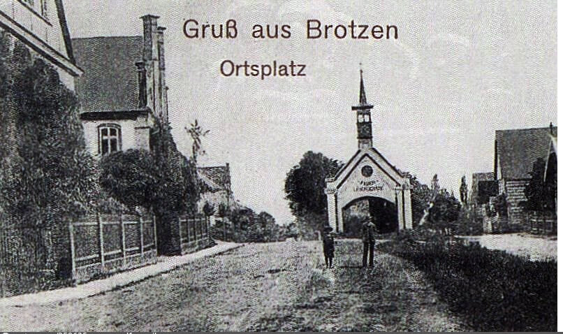 Brocno, kaple sv. Prokopa, historická pohlednice obce s kaplí