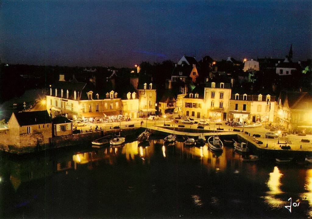 Auray: le petit port de St Goustan à tombéé de la nuit