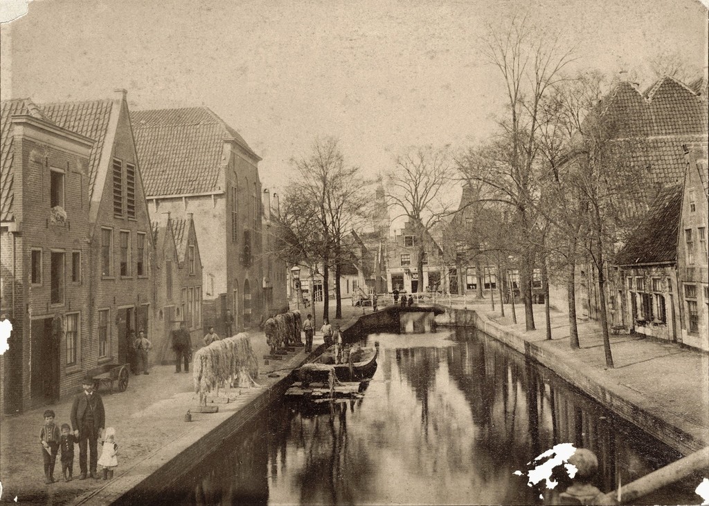 Alkmaar. Gezien vanaf het bolwerk .Banenkerk, Baanbrug en Hofstraatbrug
