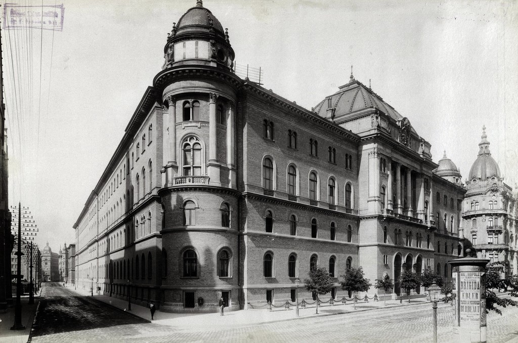Koháry (Nagy Ignác) utca - Alkotmány utca sarok, Magyar Királyi Törvényszéki palota
