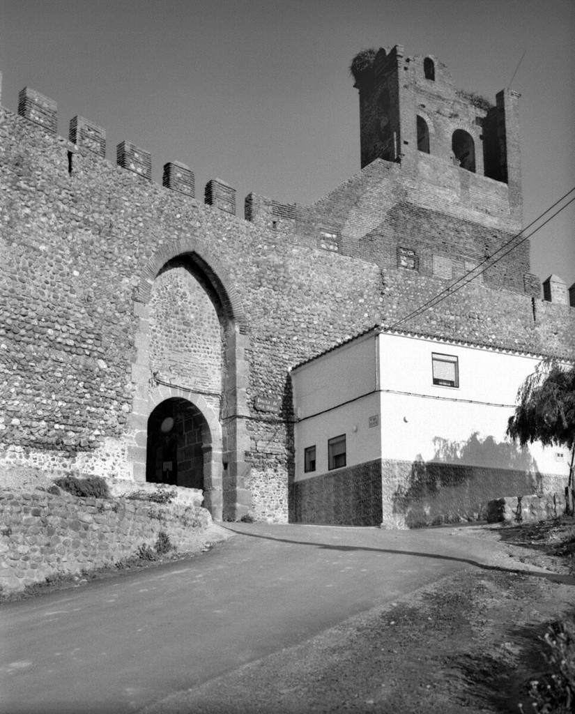 Galisteo Espadaña de la iglesia y Puerta de Santa María