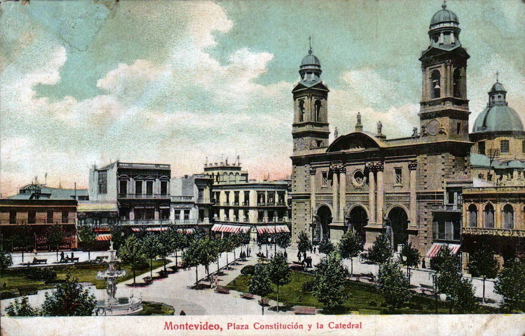 Montevideo. Plaza Constituciо́n y Catedral