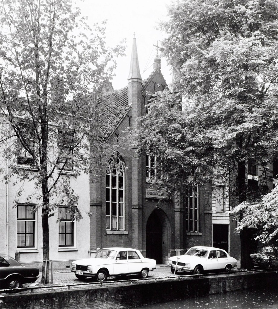 Groenburgwal 42 met de Engels Episcopale Kerk