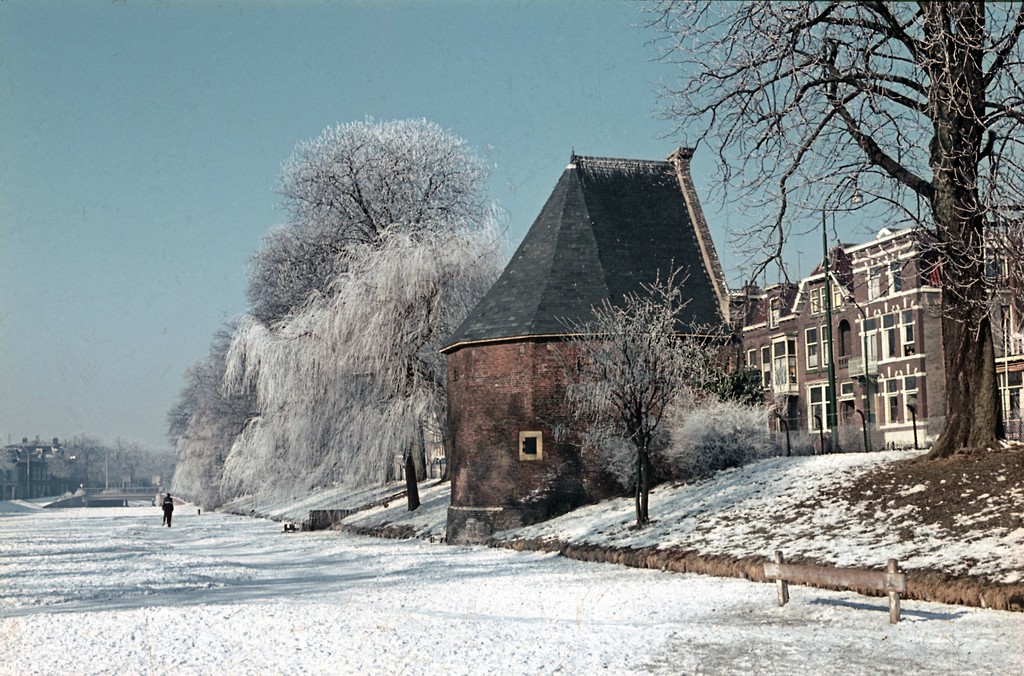 Muurtoren Oostenrijk aan de Jan van Houtkade in de sneeuw