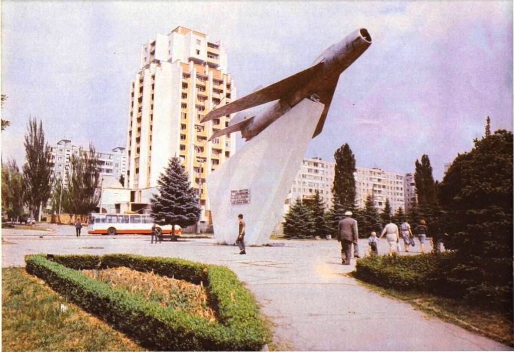 „Oktyabrsky District, aviatori obelisc în onoarea aniversării a 30 a Victoriei“