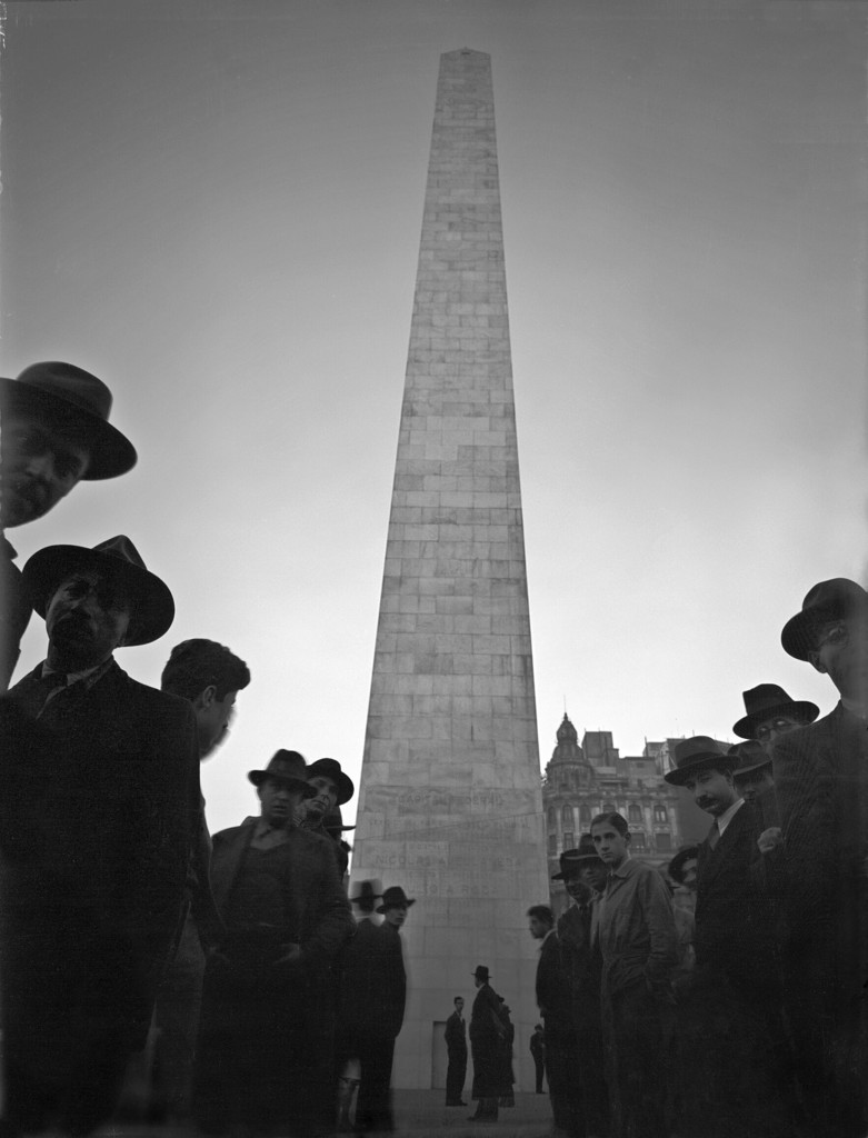 Público en la Plaza de la República con ocasión de la inauguración del Obelisco