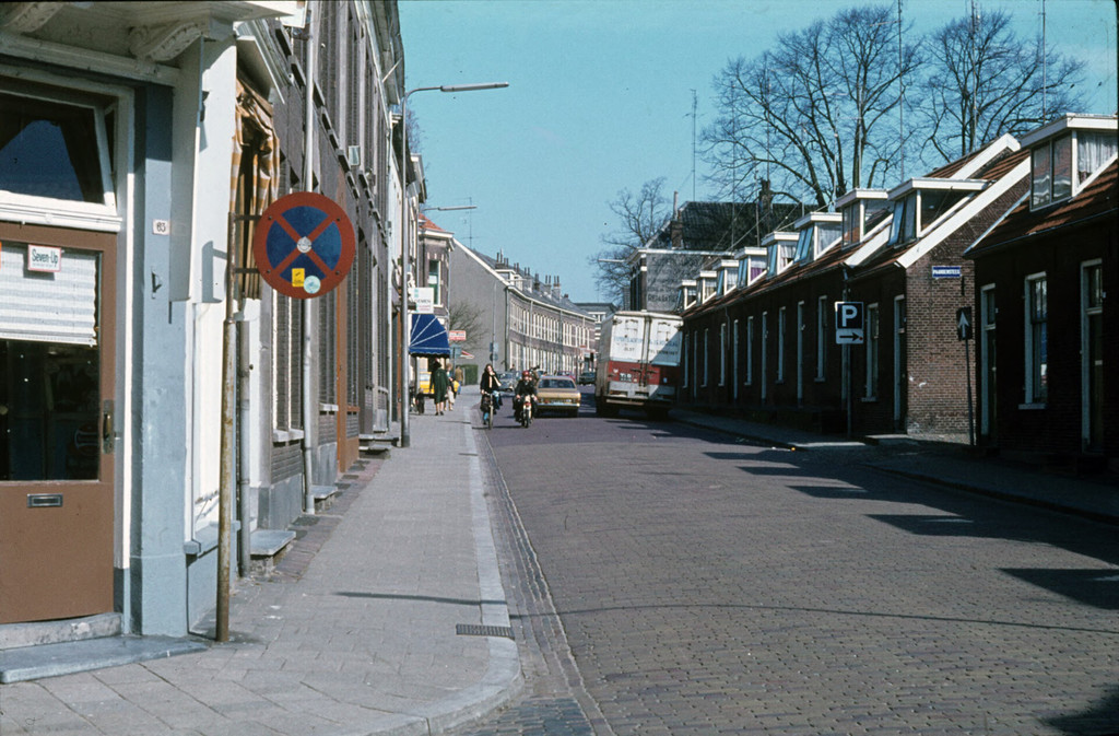 Woningen aan de Hommelseweg met op de voorgrond links de Marten van Rossemstraat