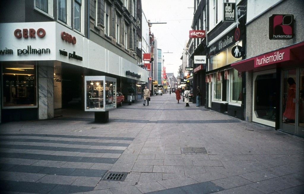 Straatbeeld Vijzelstraat tussen Bakkerstraat en Weverstraat