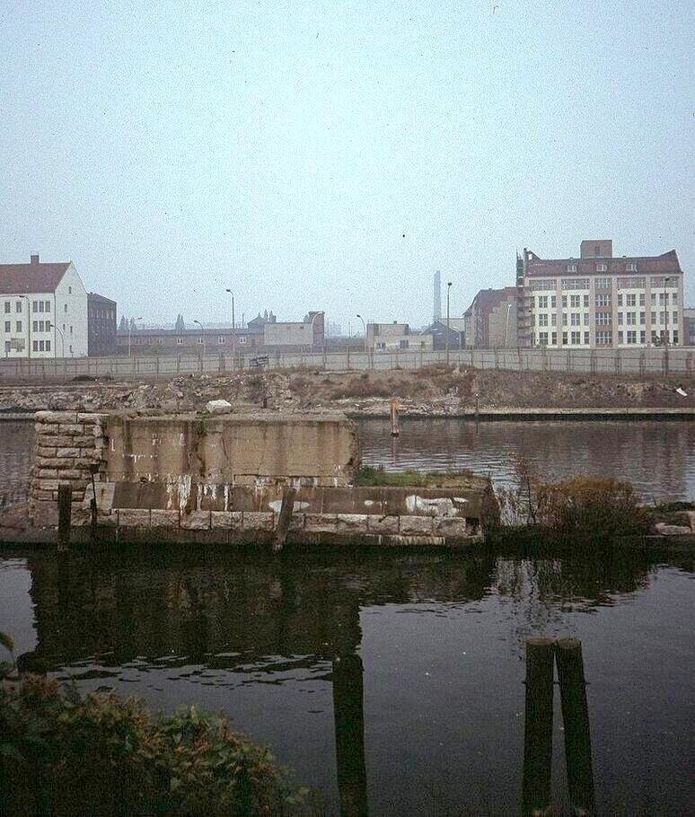Überreste der Brommybrücke und der Berliner Mauer