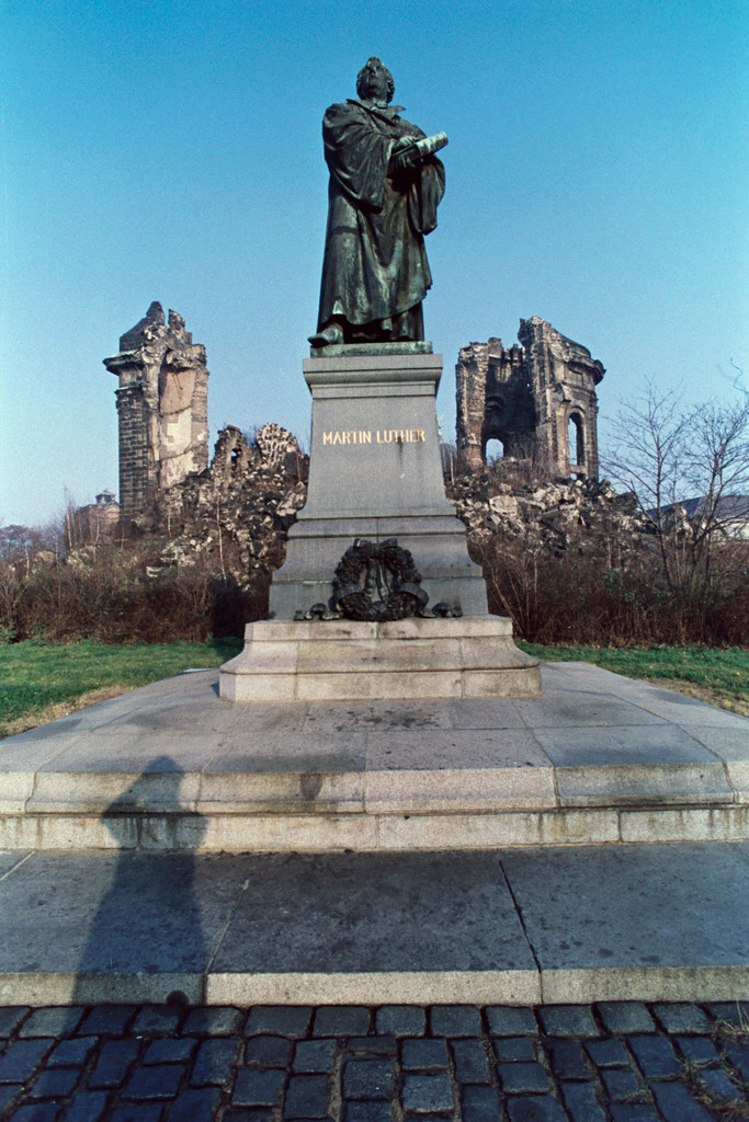 Martin-Luther-Denkmal. Ruinen des Kuppelaufstieg Frauenkirche